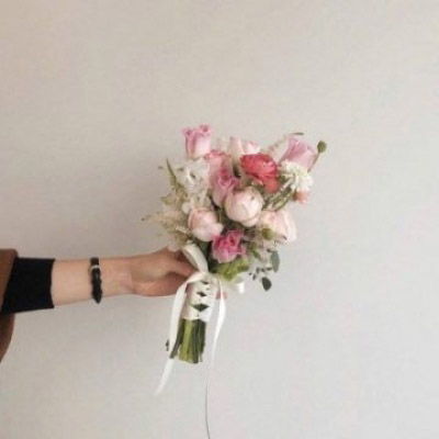 拿心手势只有手图片手拿鲜花只有花图片