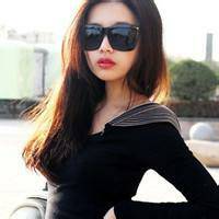 和这张图片相似的女生图片有吗不需要动作一样背影也行,只要是黑色衣服人物大小差不多看着像情侣头像