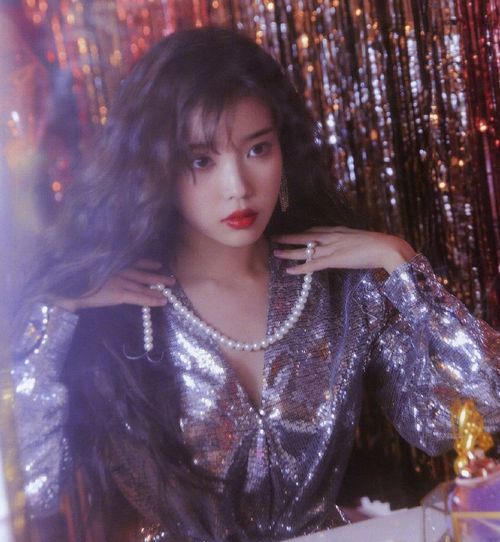 kpop女爱豆港风造型,iu卷发亮片装很亮眼,红贝贝joy自带港风感