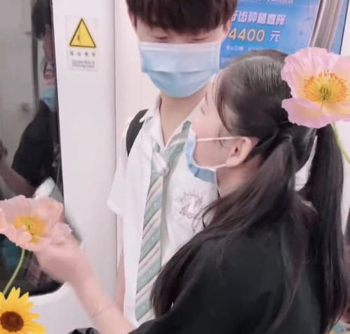 武汉一男生穿jk短裙丝袜坐地铁,5.3万人点赞,太少女了