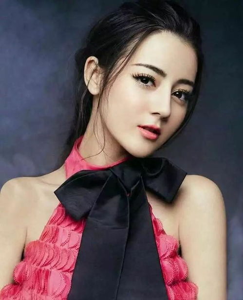 女明星最爱鲶鱼须刘海,杨幂遮住了发际线,她像换了张脸