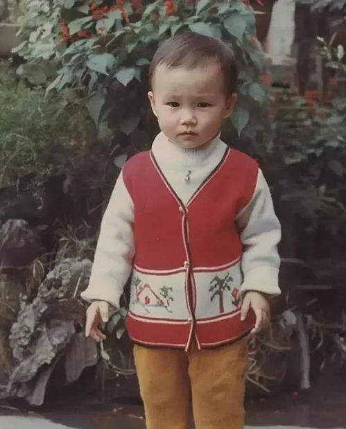 李宇春的童年照,呆萌可爱,从小爱玩枪就是个假小子