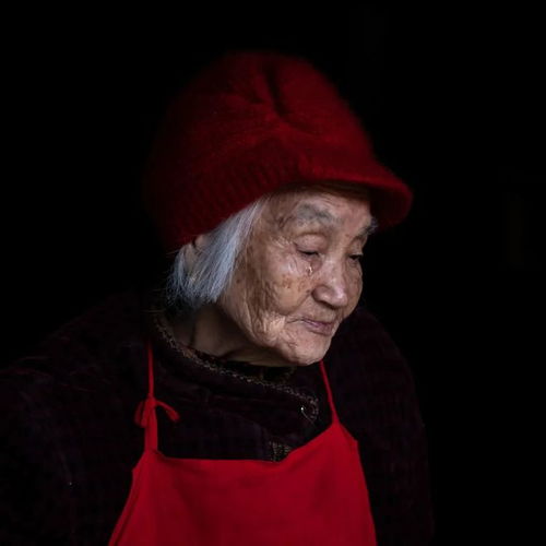 这里是盐镇,女人在给生活止血,男人在撒盐