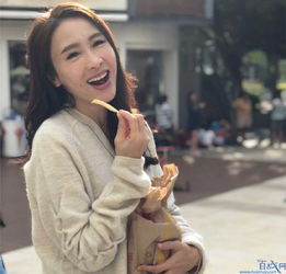 黎姿与萌娃玩耍,休闲装的她看起来依然有青春感