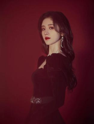 鞠婧祎风格突变美到犯规酒红色头发露腹上衣,不愧是四千年美女