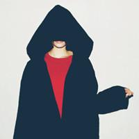 求戴帽子的女生头像像下面这张类似的是那种帽子和上衣连起来的要伤感的,衣服最好是灰色或黑色的