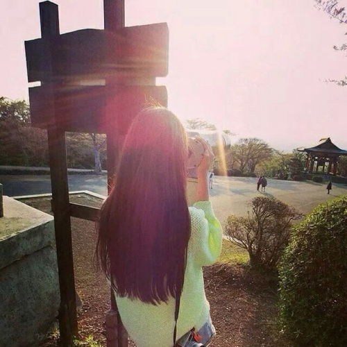 头像女安静气质背影短裤