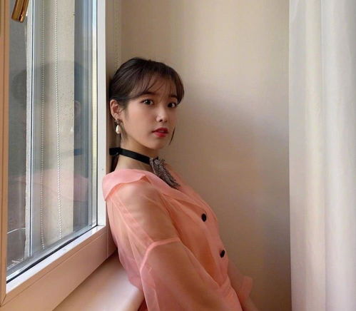 她是韩国版的刘诗诗,今穿粉色套装纱裙,戴蝴蝶项链甜美大气
