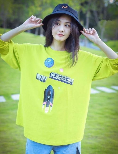 美女穿搭,美女身上穿着一件绿色的连衣裙,显的身材高挑