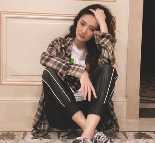 想做阳光清纯美少女,就学徐璐的穿搭,简约随性有气质
