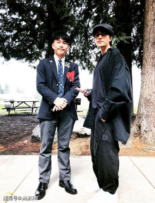 陈坤19岁的儿子与长发美女遛狗看樱花,戴着同款口罩墨镜疑恋爱了