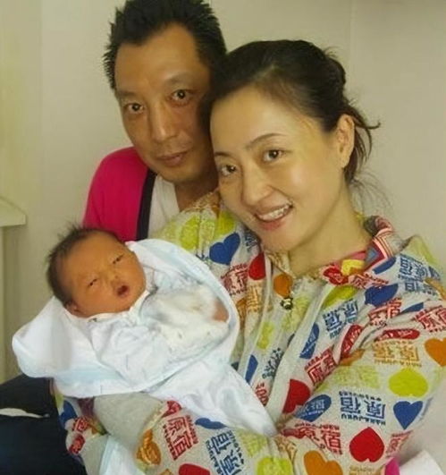 13年情逝54岁央视名主持官宣与小12岁女星离婚,无性婚姻系主因