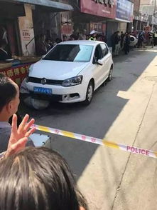惨一20来岁女司机连撞7人,伤者躺一路而昨晚在义乌街头崩溃