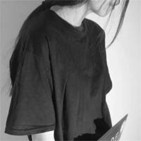 qq头像女生伤感黑白背影女生简单气质背影黑白qq头像