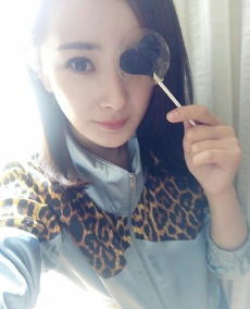 杨幂晒自拍庆翻译官收视率破2大眼水灵似少女