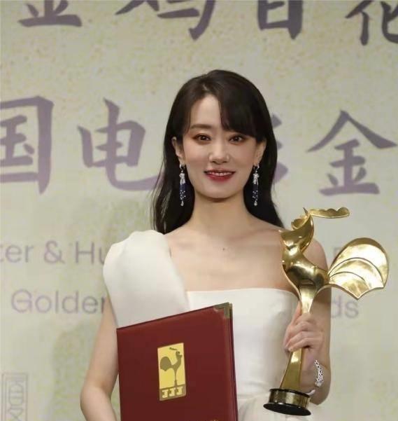张小斐成金鸡大赢家,穿婚纱戴400万珠宝撑门面,方脸美得真高级