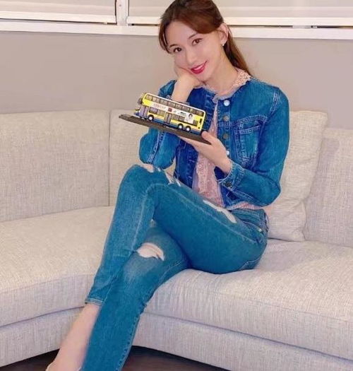 林志玲手术后首晒照,恢复元气美出新高度,穿牛仔服似少女