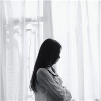 黑白伤感女生头像把悲伤留给自己