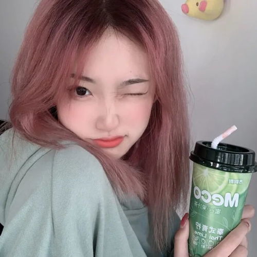 女生头像像是走在一条繁忙的街上