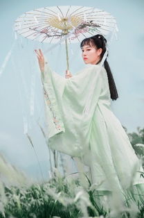 惊艳古装美女一袭青衣精致侧颜乌黑发丝