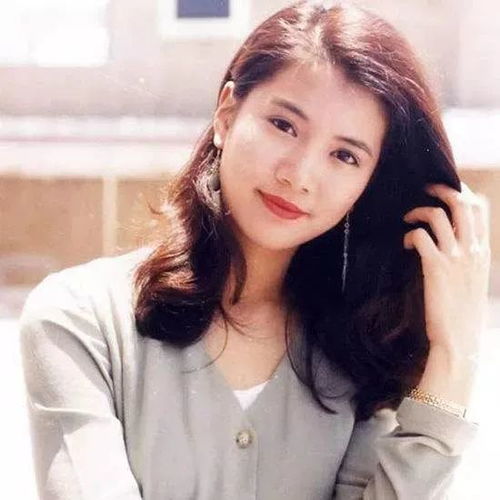 以清纯闻名的陈都灵,演绎港风复古妆居然这么美