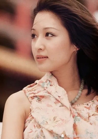 不愧是台湾第一美女胡因梦,40年前的时尚穿搭堪称时髦先锋