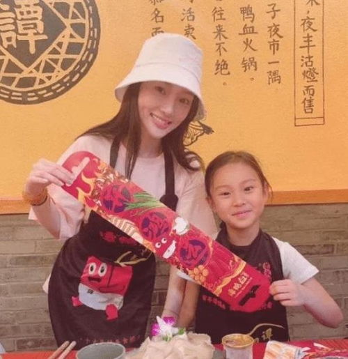 李小璐带女儿一起吃火锅,曾自曝甜馨出生是个意外,只为挑战自己