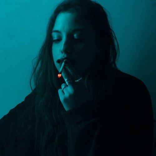 深夜吸烟的女人