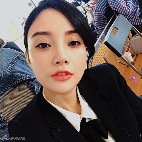 组图教师节李小璐扮麻辣老师穿西装挤眼嘟嘴