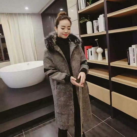 衣雅优高档女装的相册278元100实拍灰黑欧版羊羔毛皮毛一体帽子上是狐狸毛