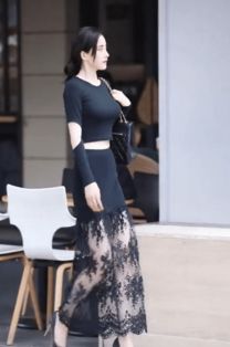 街拍清秀的网红美女,以完美独特的外表迅速走红,给人一种高级感