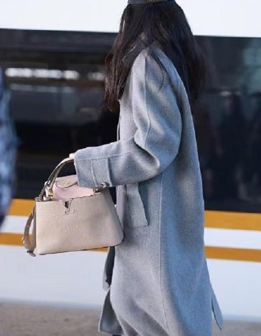 美女姐姐气质开挂,穿一件灰色大衣漂亮大气,美出新高度