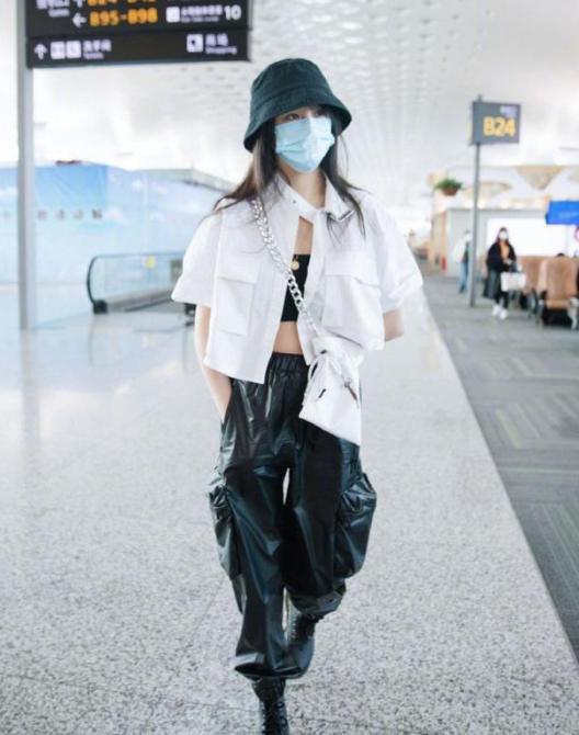 郑爽真是个气质美女,台上穿礼服仙气十足,台下又清新可人