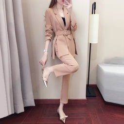 穿上一款职业套装两件套,透出女性高贵典雅的气质