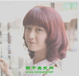 女生酒红色短发发型更显成熟女人味