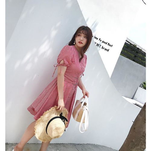 一袭红裙惊艳你的世界,性感迷人醉,优雅从容更有女人味
