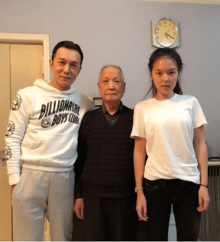 著名主持人李咏因病在美国去世,妻子哈文发文永失我爱