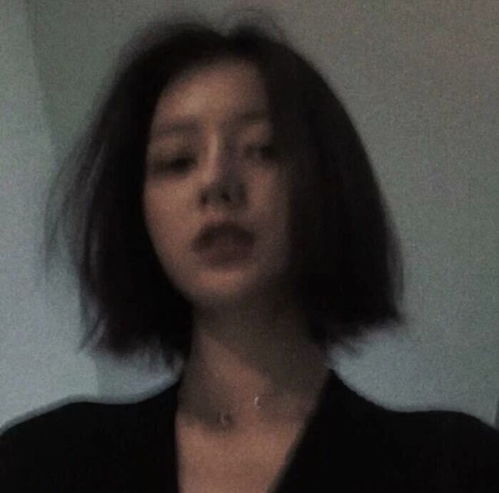 复古暗黑风丧系女生头像