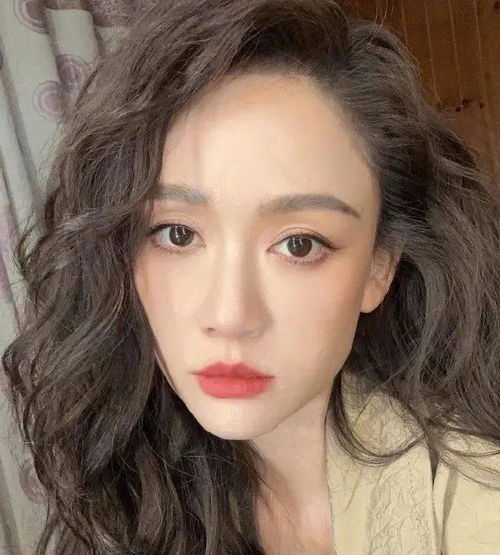 一到秋冬,女明星又开始卷发型了