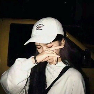 戴帽子女头像真人