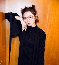 现在流行近视,比戴隐形还要美