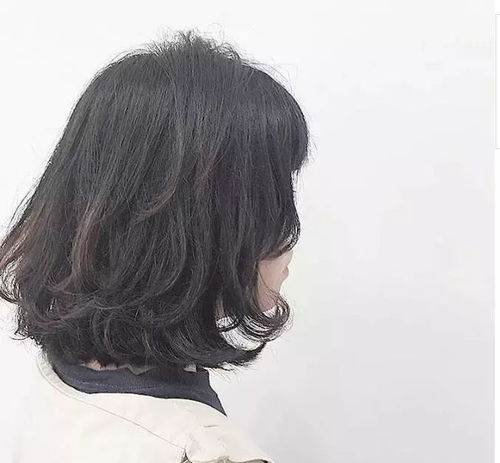 最显气质的女生短发烫发发型图片