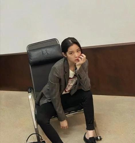 百变少女欧阳娜娜,穿衣风格潮流大胆,既清爽又帅气