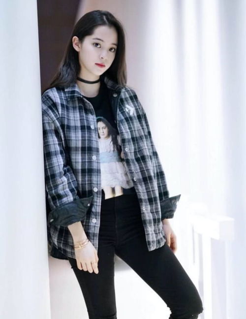 红配黑街头少女个性十足这样的欧阳娜娜谁不爱,帅哭了
