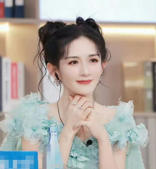 谢娜在我们的美好生活宣传照手捧鲜花