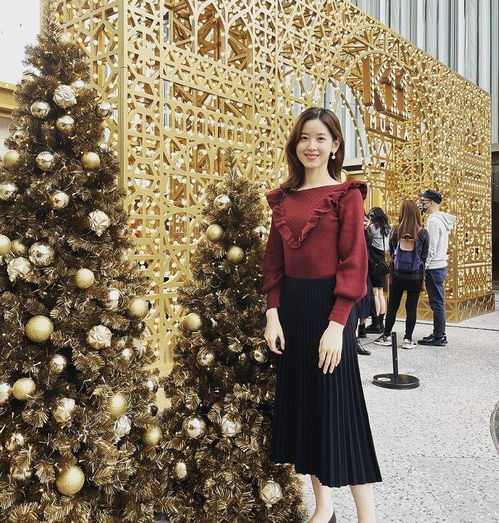 章泽天带女儿外出逛街5岁女儿扎蝴蝶结,头发浓密身高出众