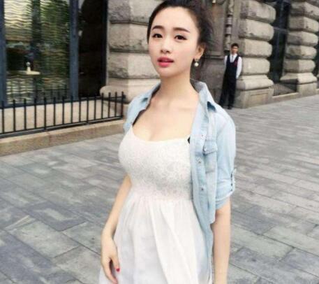 街拍紧身牛仔裤美女穿搭时髦,秀出你的曼妙身姿