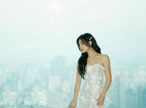 陈妍希越来越有成熟韵味了,长相似少女,穿搭却优雅