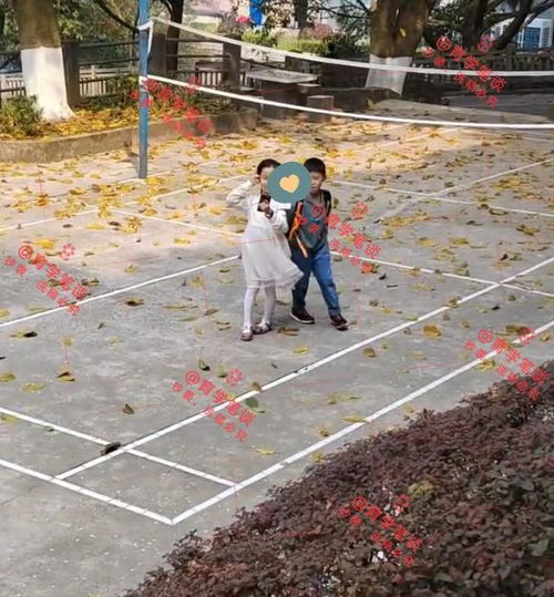 一小学男生搂着女生火了,亲密无间,有人担心他们回家要挨揍