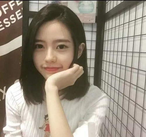 圆脸戴眼镜的女生适合什么发型